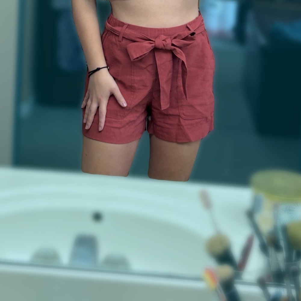 Only worn a few times, high waisted tie front shorts. Size S.